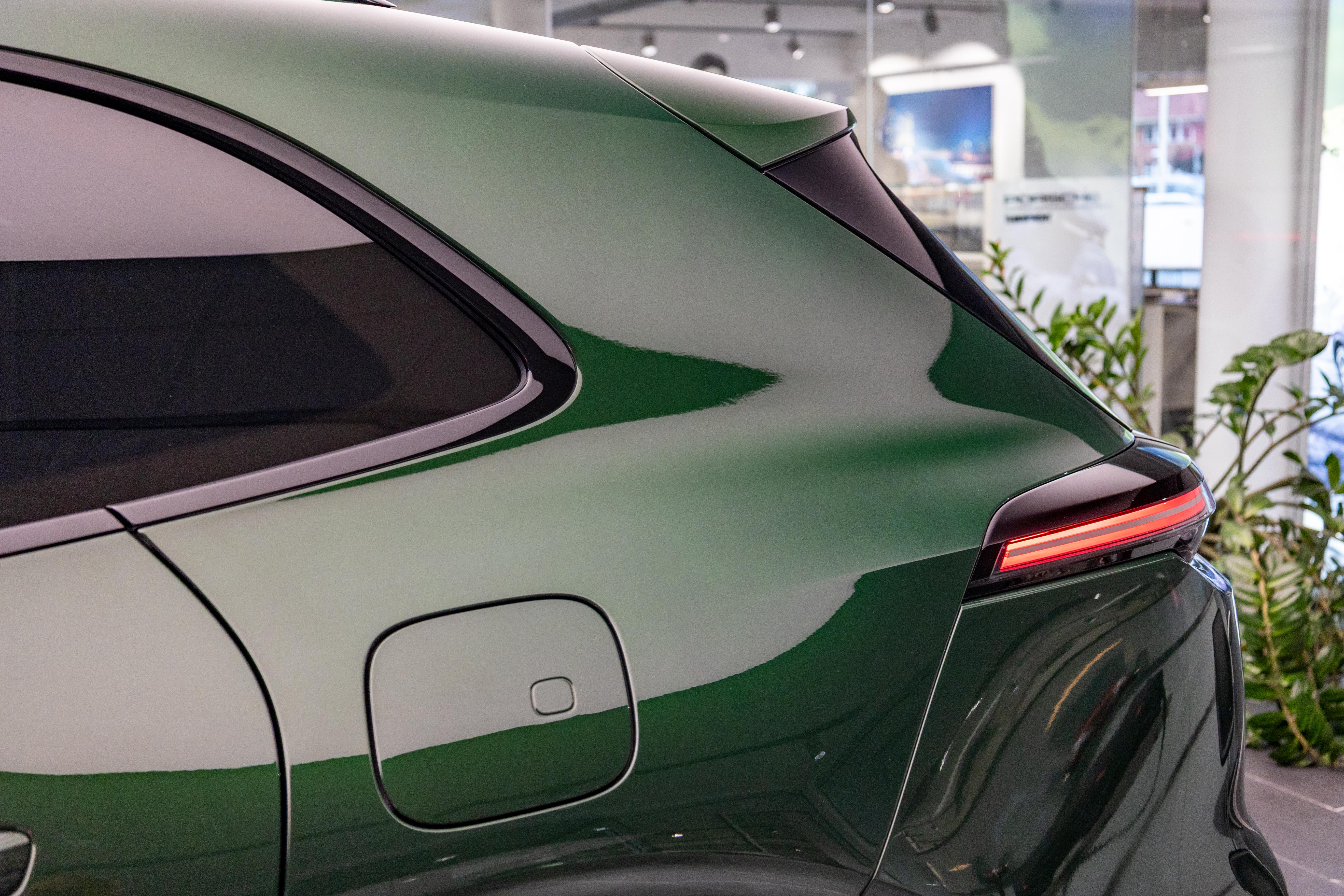 Under optimale forhold kan Cayenne Electric lades fra 10 til 80 prosent på rundt 16 minutter.