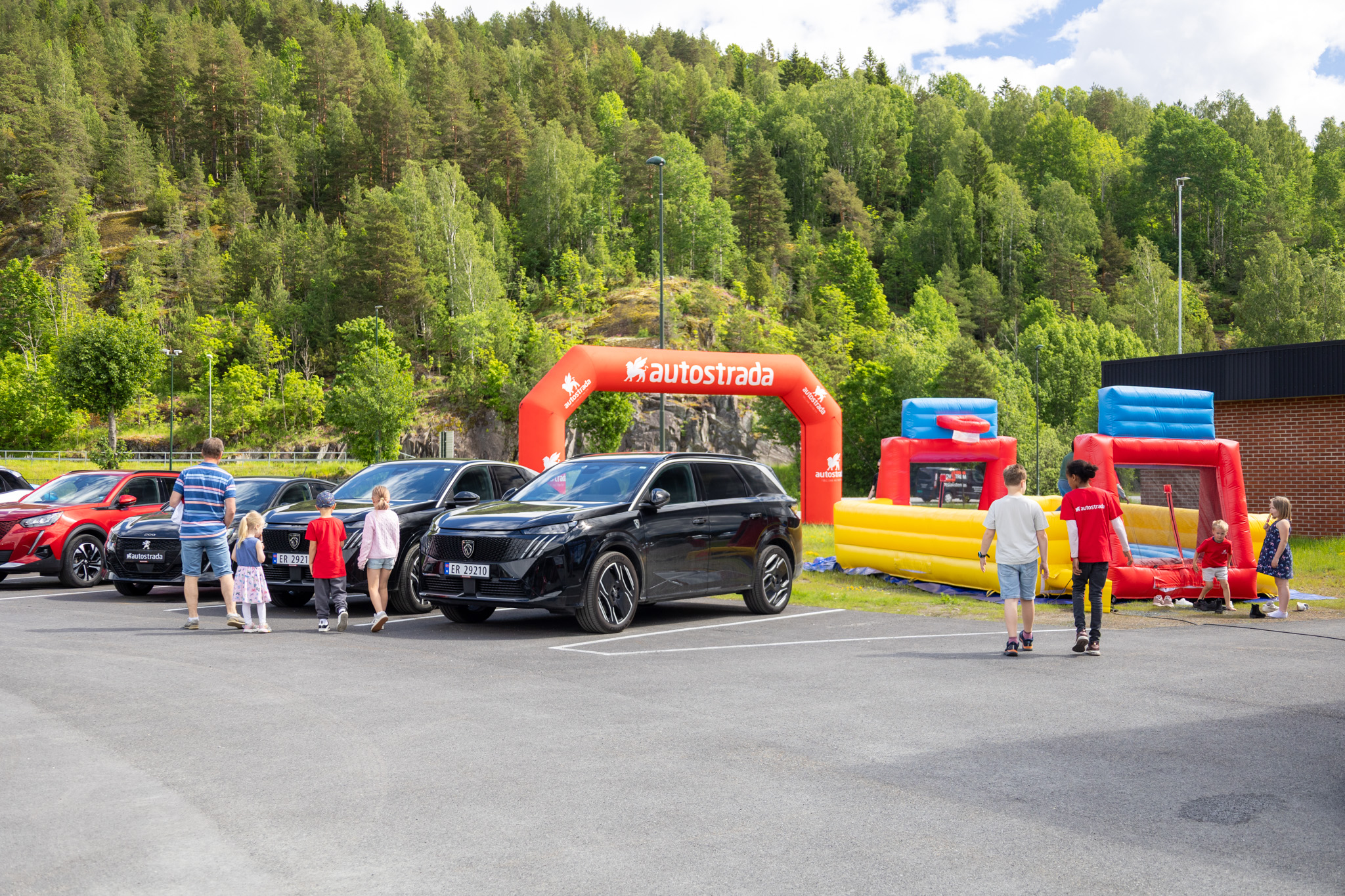 Hoppeslott og biler utenfor Autostrada Notodden
