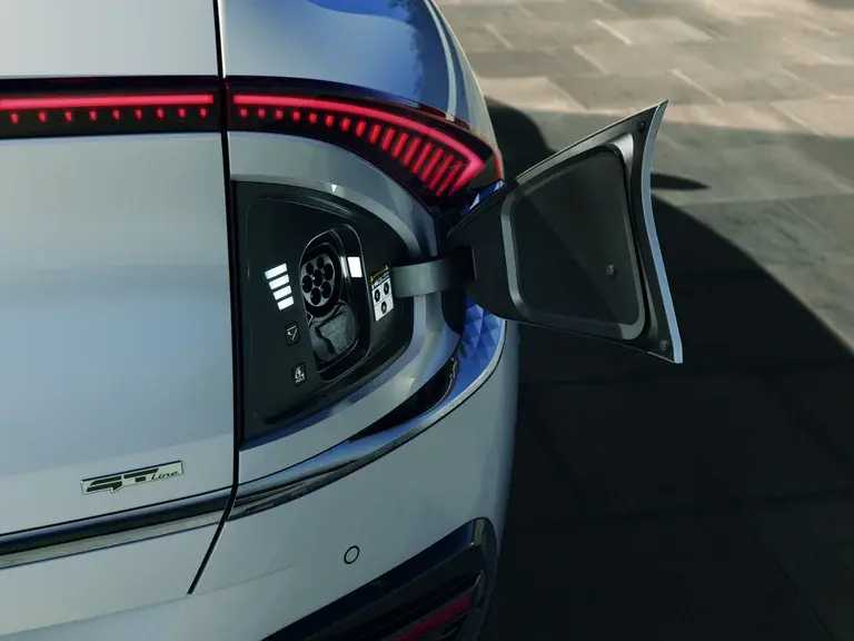 ev6_gtl_my25_exterior_chargingplug_cmyk-2