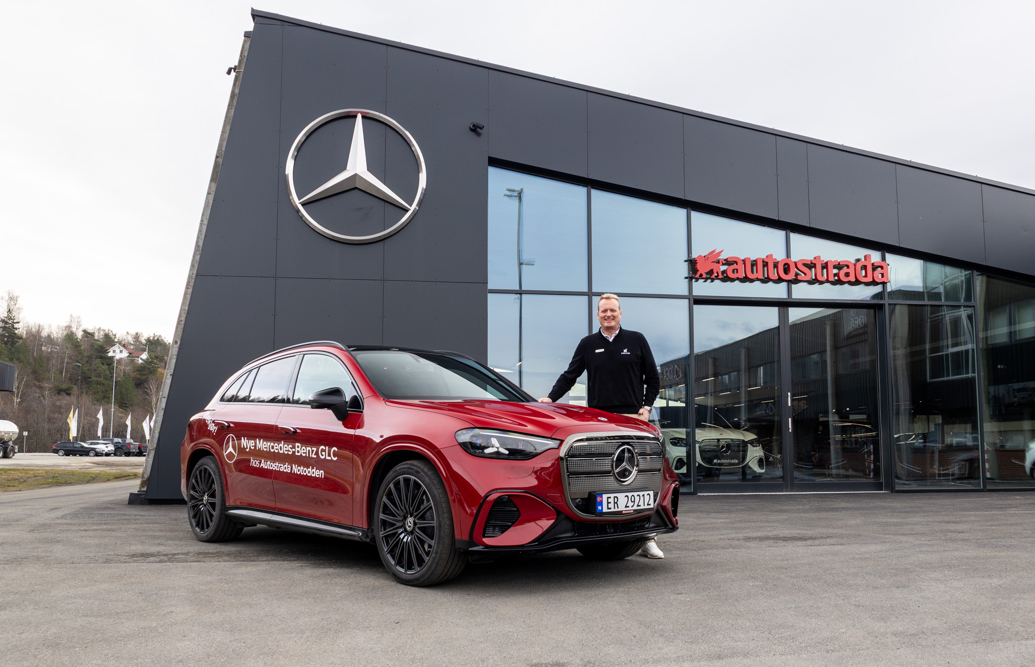 Bilde utvendig av Mercedes-Benz GLC og salgssjef Geir Arne