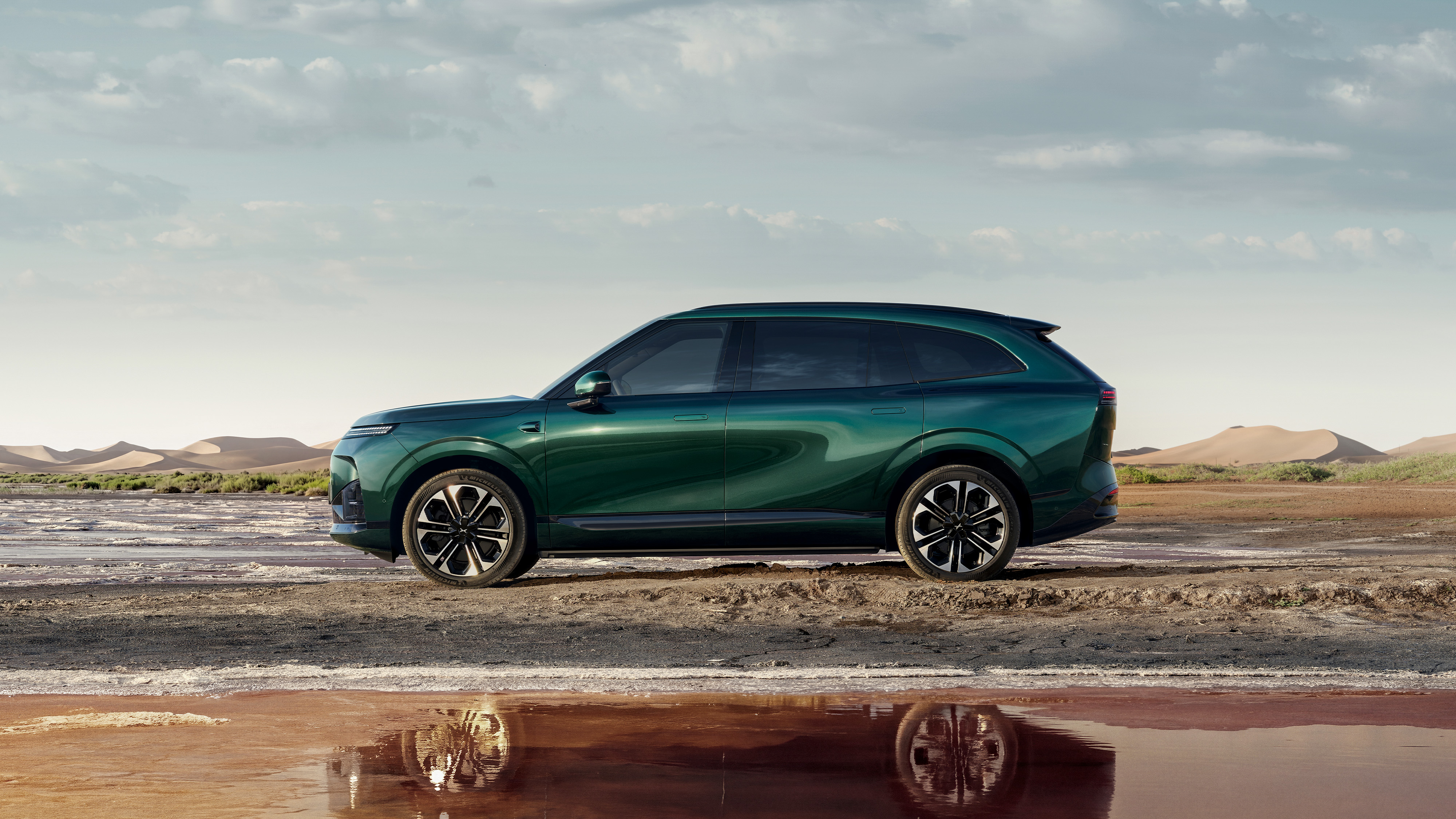 Green Car with Outdoor View_1_户外纯车