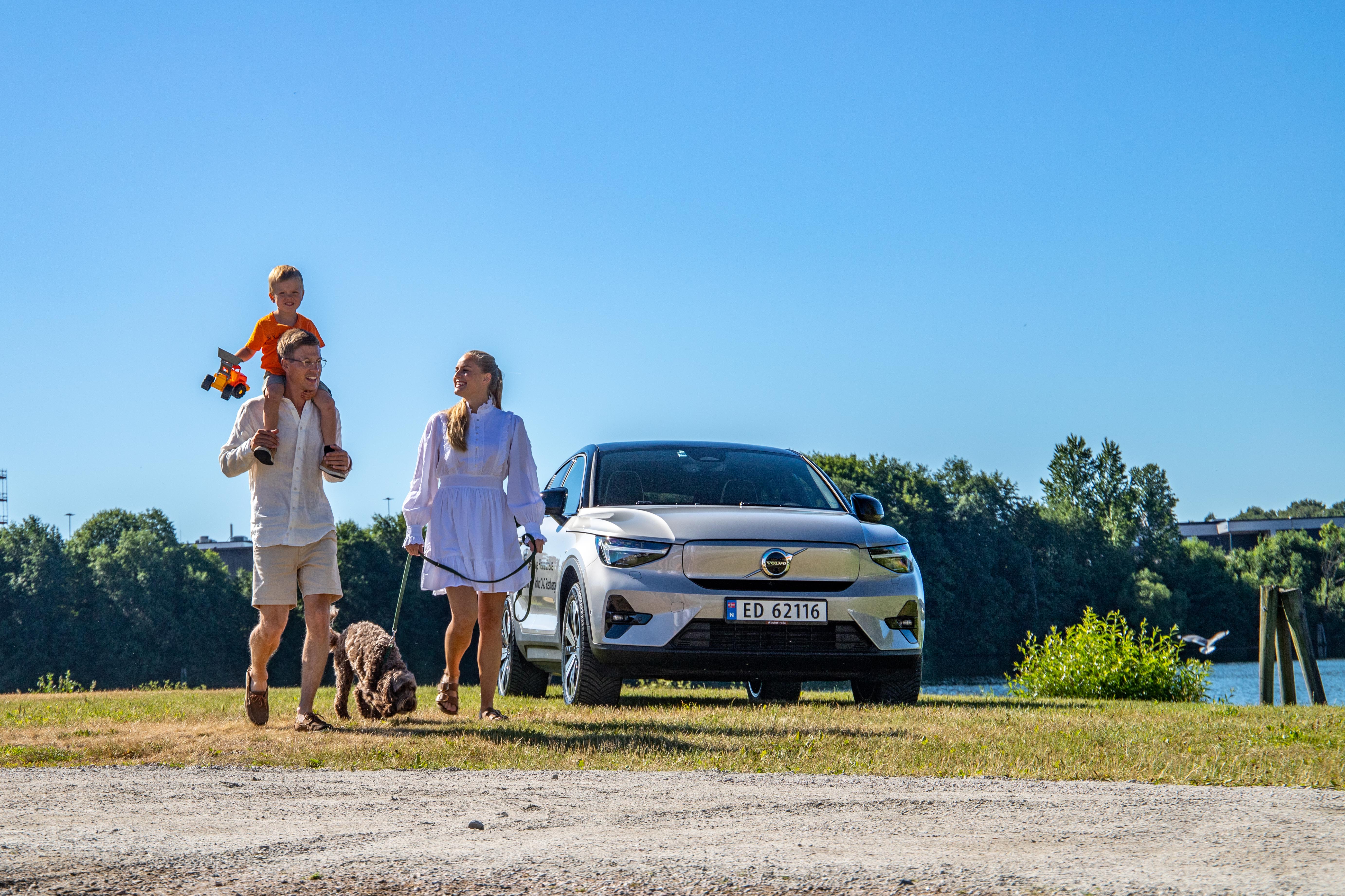 Bilde av famile og Volvo EC40